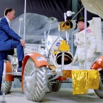 Gerhard Daum (links) und Moderator Horst Lichter im Lunar Roving Vehicle (LRV) im Ausstellungsbereich »Der Mond« im Technik Museum Speyer. (Bildquelle: ZDF 2021