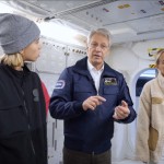 ESA-Astronaut Thomas Reiter erläutert Lisa und Lena im »COLUMBUS« Modul verschiedene Experimente die er bei seinen Langzeitmissionen auf der russischen Raumstation MIR sowie der ISS durchgeführt hat. (Quelle: tvision)