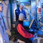 ESA-Astronaut Thomas Reiter beschreibt Lisa und Lena das manuelle Andocken eines Sojus bzw. Progress Raumschiffs im russischen »SWESDA« Modul der ISS. (Quelle: tvision)