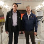 Gerhard Daum (links) und ESA-Astronaut Thomas Reiter im Columbus Modul von Europas größter Ausstellung zur bemannten Raumfahrt »Apollo and Beyond« im Technik Museum Speyer.
